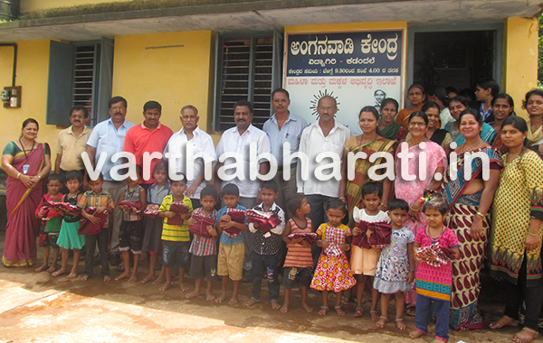 ಶಾಸಕ ಅಭಯಚಂದ್ರ ಜೈನ್‌ರಿಂದ ಅಂಗನವಾಡಿ ಮಕ್ಕಳಿಗೆ ಸಮವಸ್ತ್ರ ಕೊಡುಗೆ